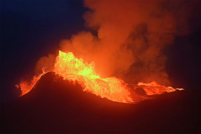 Eruption volcanique nocturne spectaculaire (3) - 1mn 03s